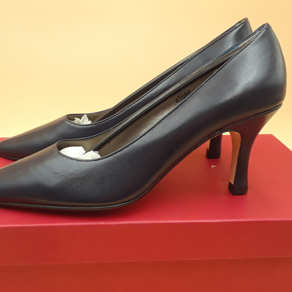 Vaneli Navy Pump - Picture 2 of 5